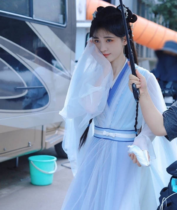 最近网上曝光了一组鞠婧祎新剧《花戎》的路透,其中鞠婧祎一身蓝色