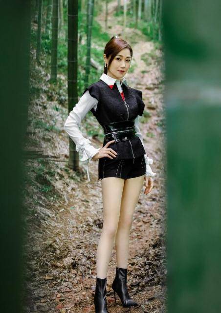 原创美腿天后万绮雯晒近照50岁依然拥有大长腿网友百看不厌