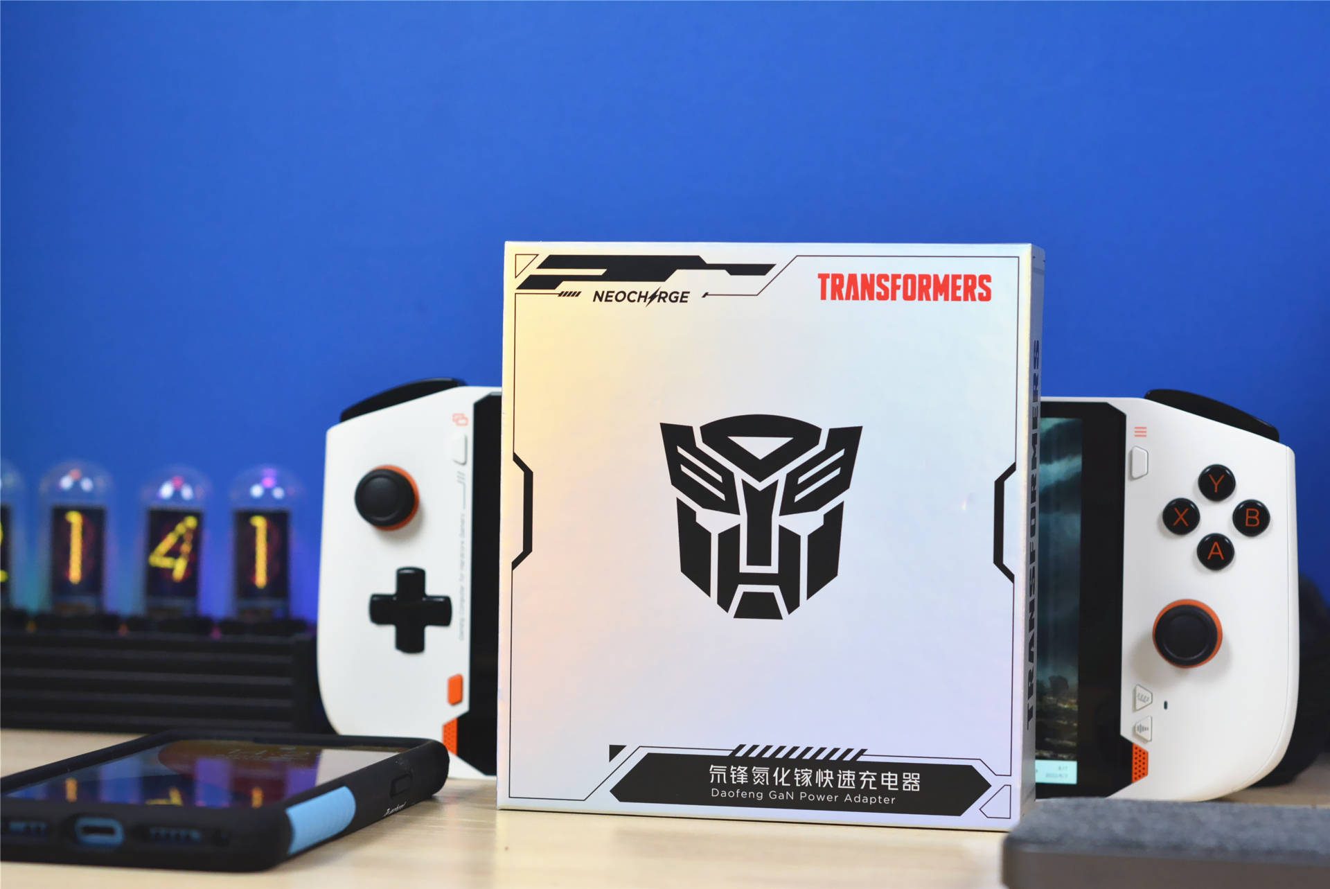 努比亚推出变形金刚战损版充电器65瓦功率能给三个设备一起充电