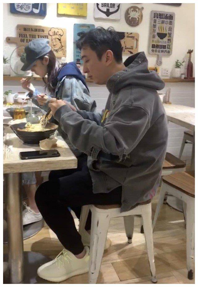 王思聪携网红餐厅吃面谁注意他脚下的椰子鞋配黑裤帅炸街