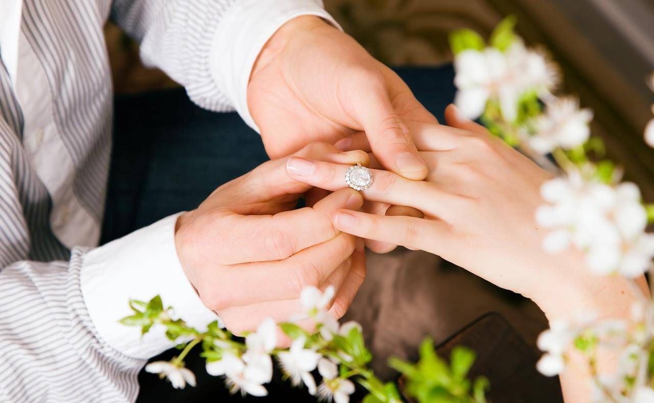 原创             结婚钻戒一定要买品牌？挑选结婚戒指5大技巧，备婚新人须知
