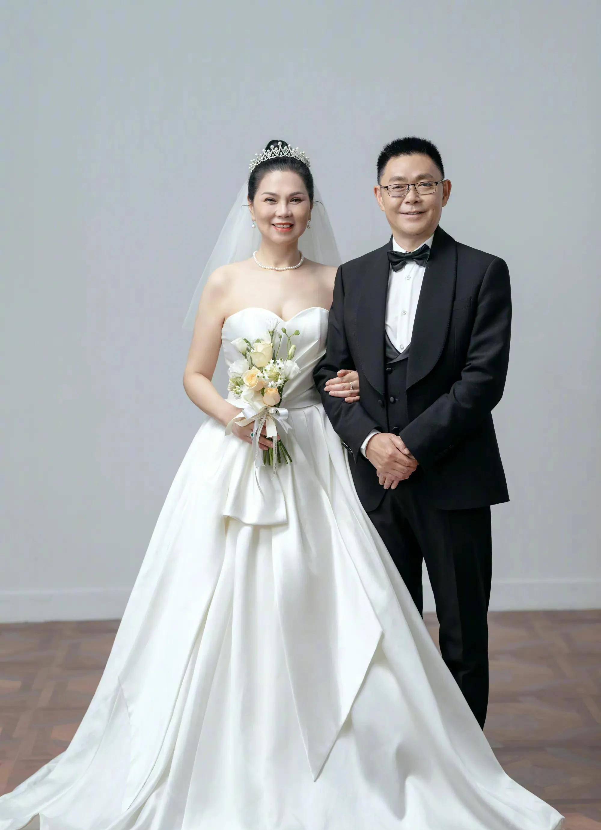 沈梦辰满足妈妈穿婚纱心愿,晒照庆祝妈妈生日及珊瑚婚