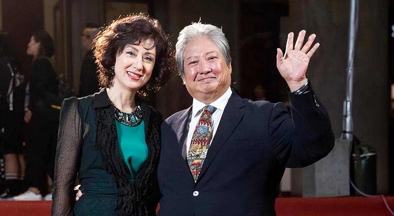 原创洪金宝年轻时泡吧去夜店离开糟糠之妻后和现任妻子恩爱至今