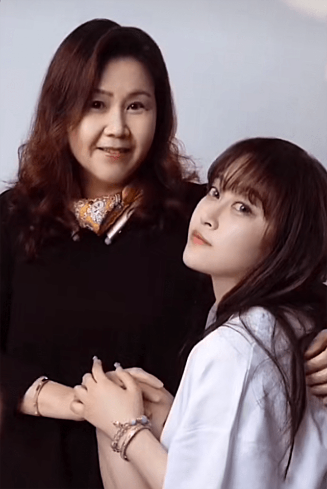 原创童星孙侨潞27岁冥诞母亲晒旧照怀念女儿自曝体重暴跌十几斤