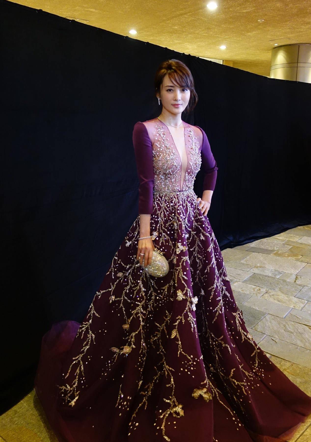 原创蒋勤勤有多敢穿半时尚薄纱裙撕三个洞身材围时尚扣子都系不上