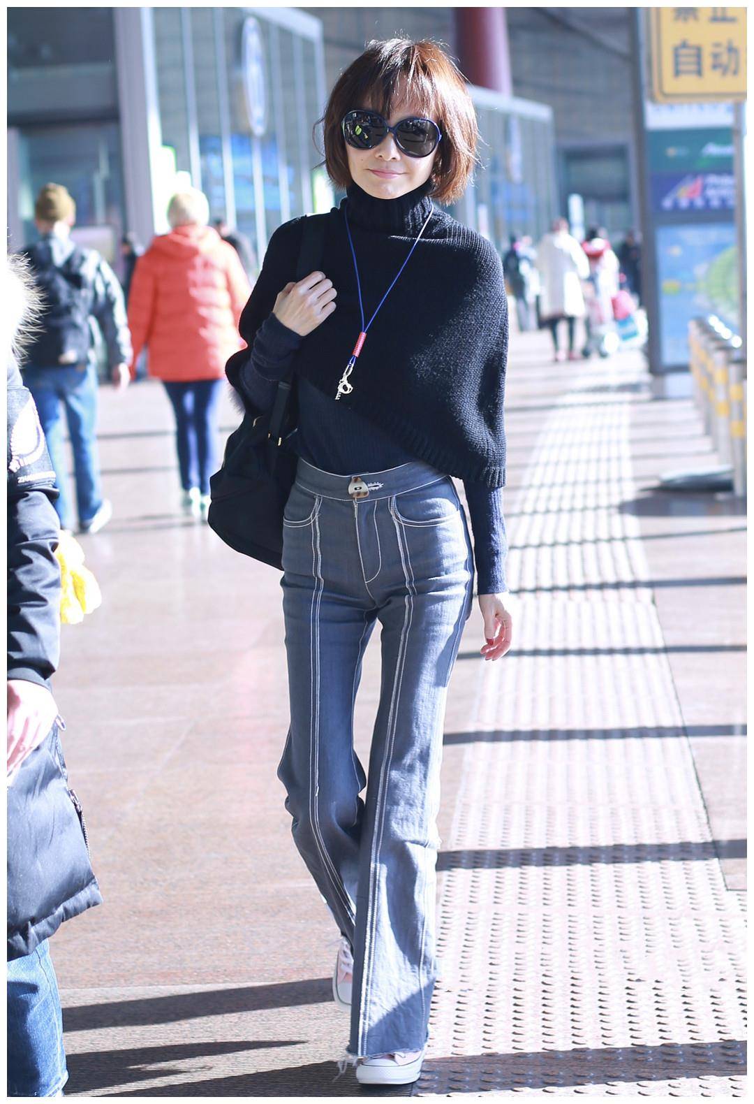 原创鲁豫这么瘦还硬要穿皮裤一双牙签腿太抢镜让人看着就心疼