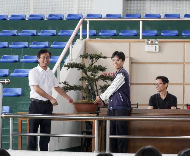 浙江省余姚市第二中学2022届学生毕业典礼隆重举行