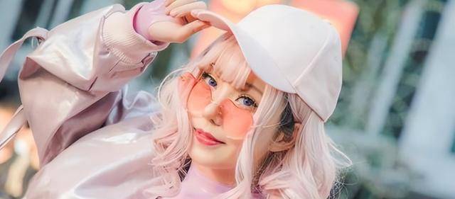 原创纪实16岁女孩在漫展拍照穿着清凉坐姿优美引来大量路人狂拍