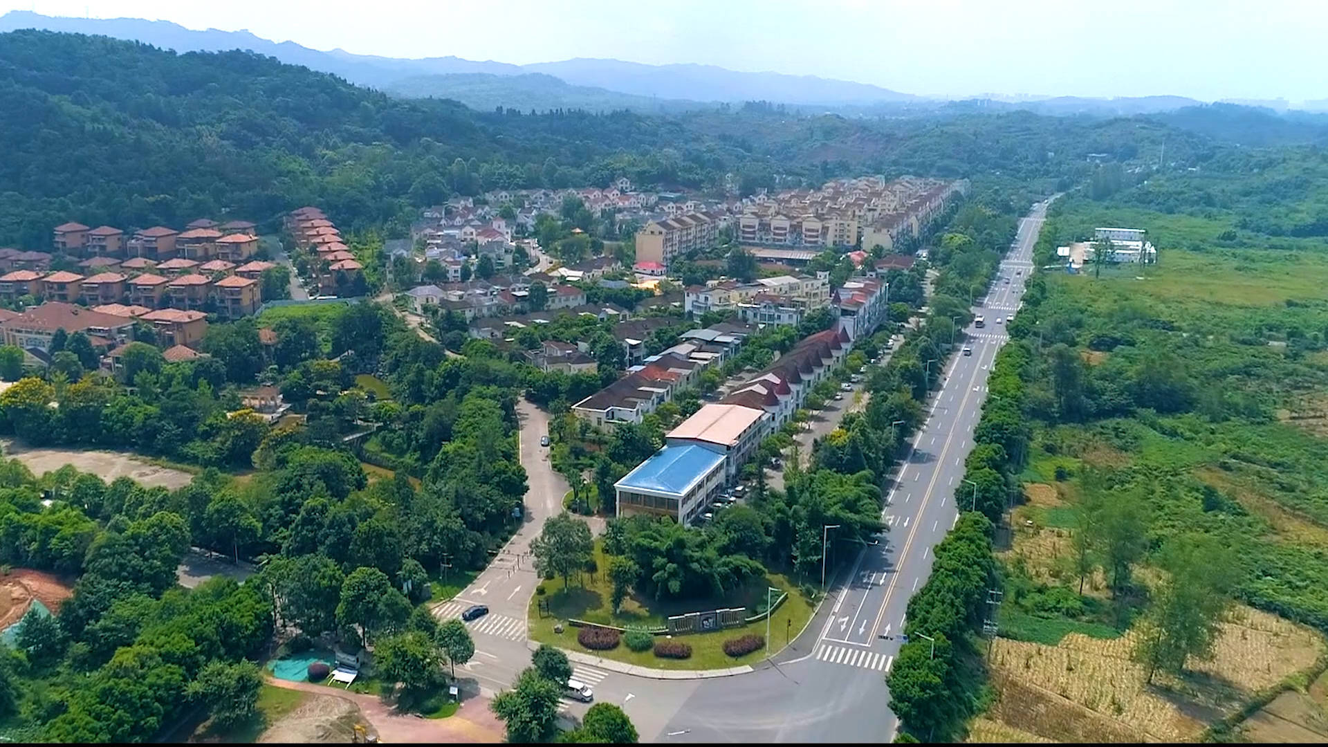 青山翠竹之间,掩映着整洁的村庄,这里天府新区永兴街道南新村,幅员