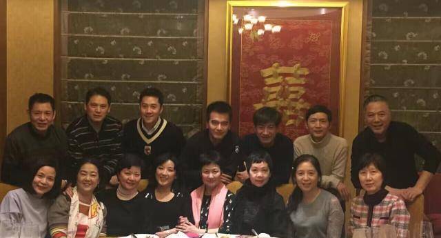 剧演员,表演老师常莉后来又带过章子怡,刘烨那个班,同学中蔡国庆,薛白