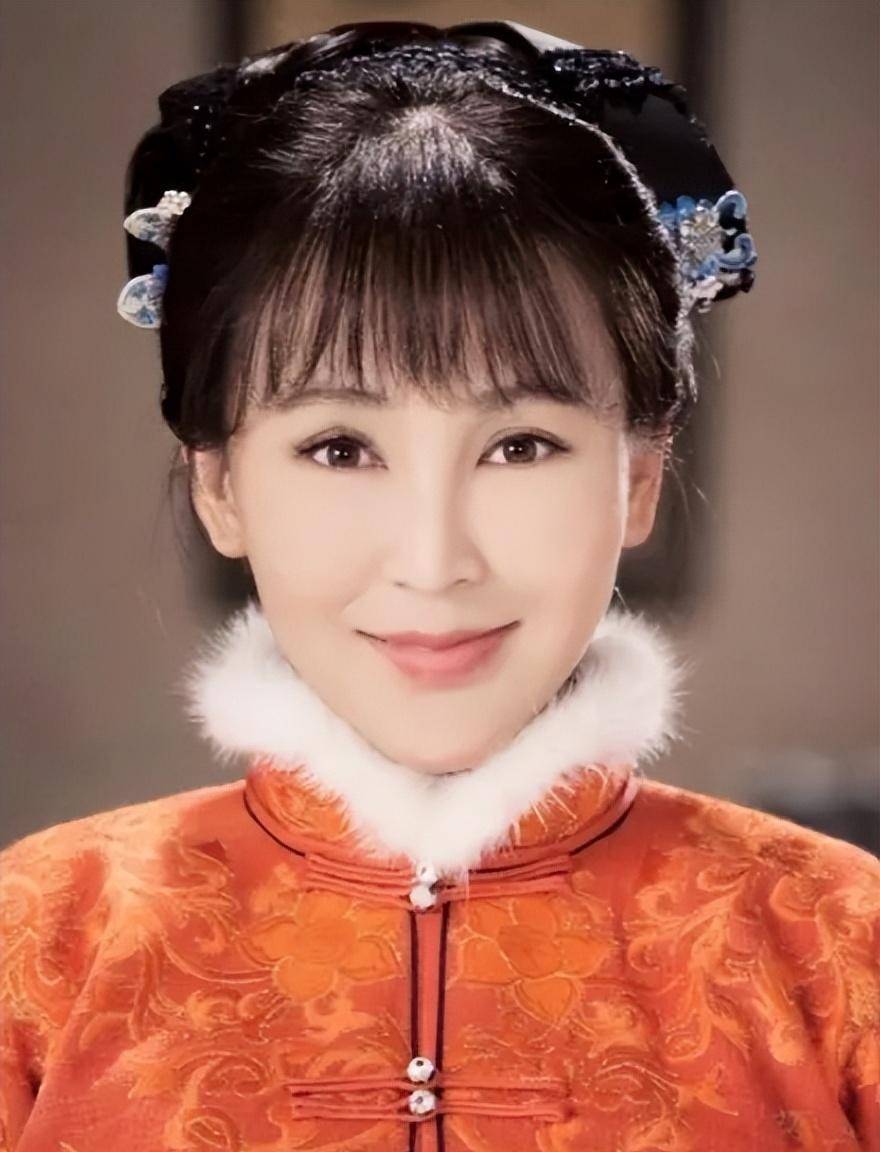 剧中的"瑛娘"悲惨坎坷,但现实中"瑛娘"的扮演者岳丽娜却是幸福甜蜜.