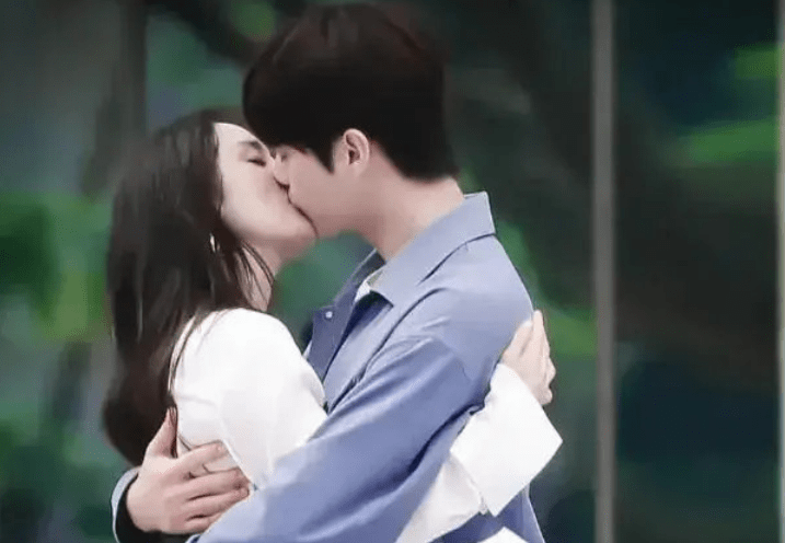 原创杨幂垫脚与许凯拍吻戏拍完后许凯拿三次纸巾擦嘴得知实情笑了