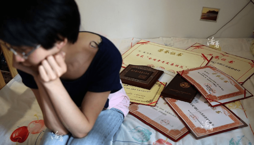 原创2005年背母亲上学评为道德模范的刘霆变成女人后今怎样了