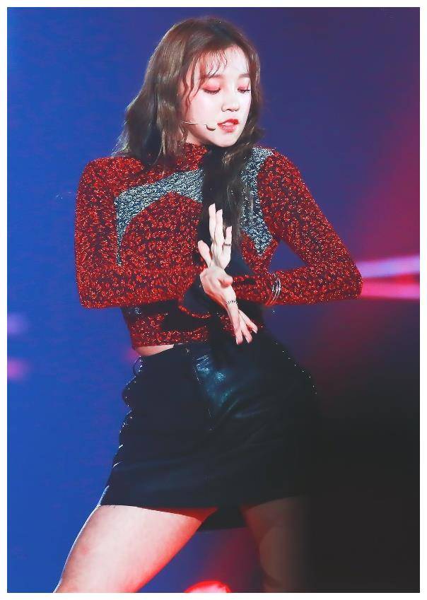 原创宋雨琦热舞还穿毛衣一抬手就变未成年保护模式但看着勒得慌