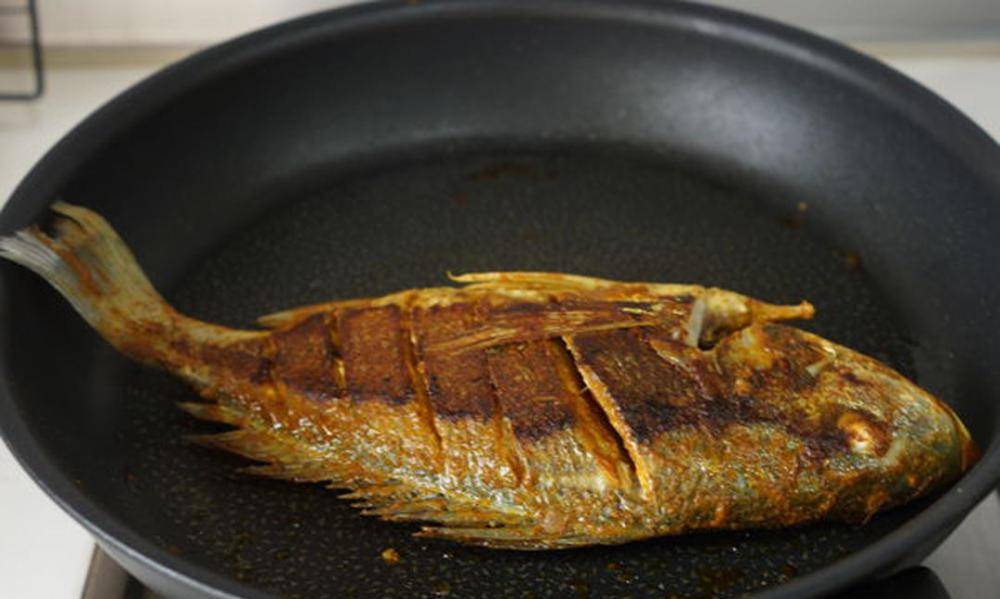 煎鱼别直接下油锅,多加这一步,不破皮不粘锅,鲜香味美_过程_时候_辣椒