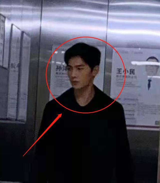 原创你是我的荣耀路透曝光杨洋全黑造型出镜生图下的侧颜真的绝了