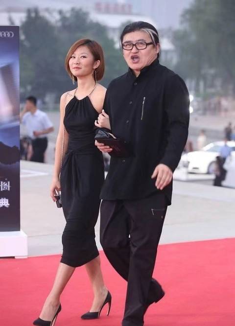 刘欢罕见带女儿走红毯，女儿瘦如纸片人，脸却和他一般宽 