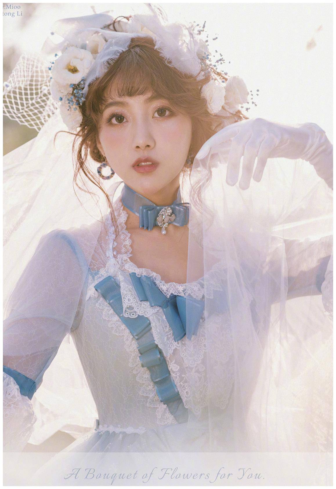 李艺彤变lolita女孩,穿公主裙拍写真,美得不敢认!