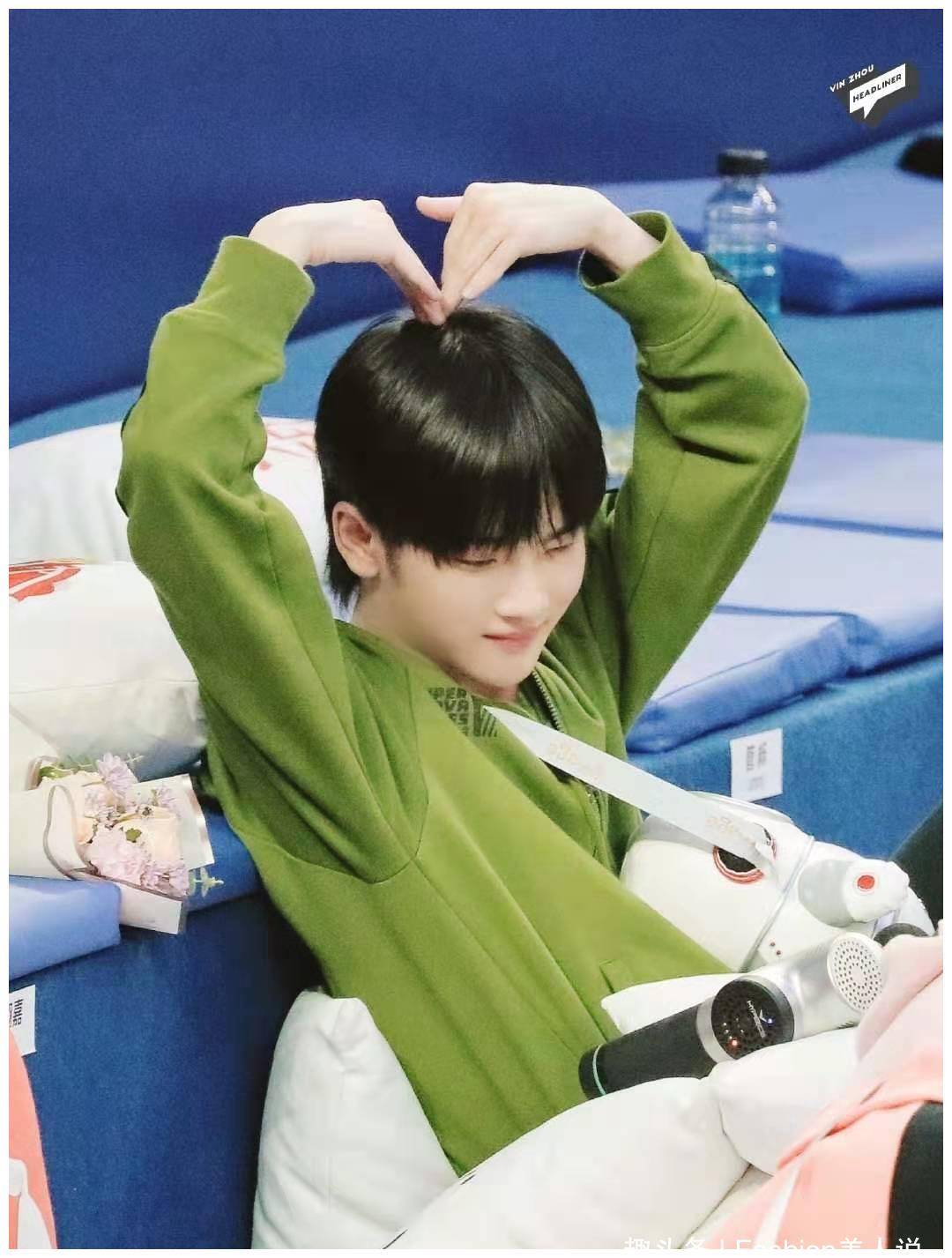 原创周震南新造型好抢眼牛油果外套搭休闲裤青春少年范十足