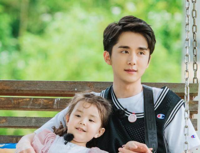 陈情令后杨夏新作默读阵容曝光15岁年龄差惹吐槽