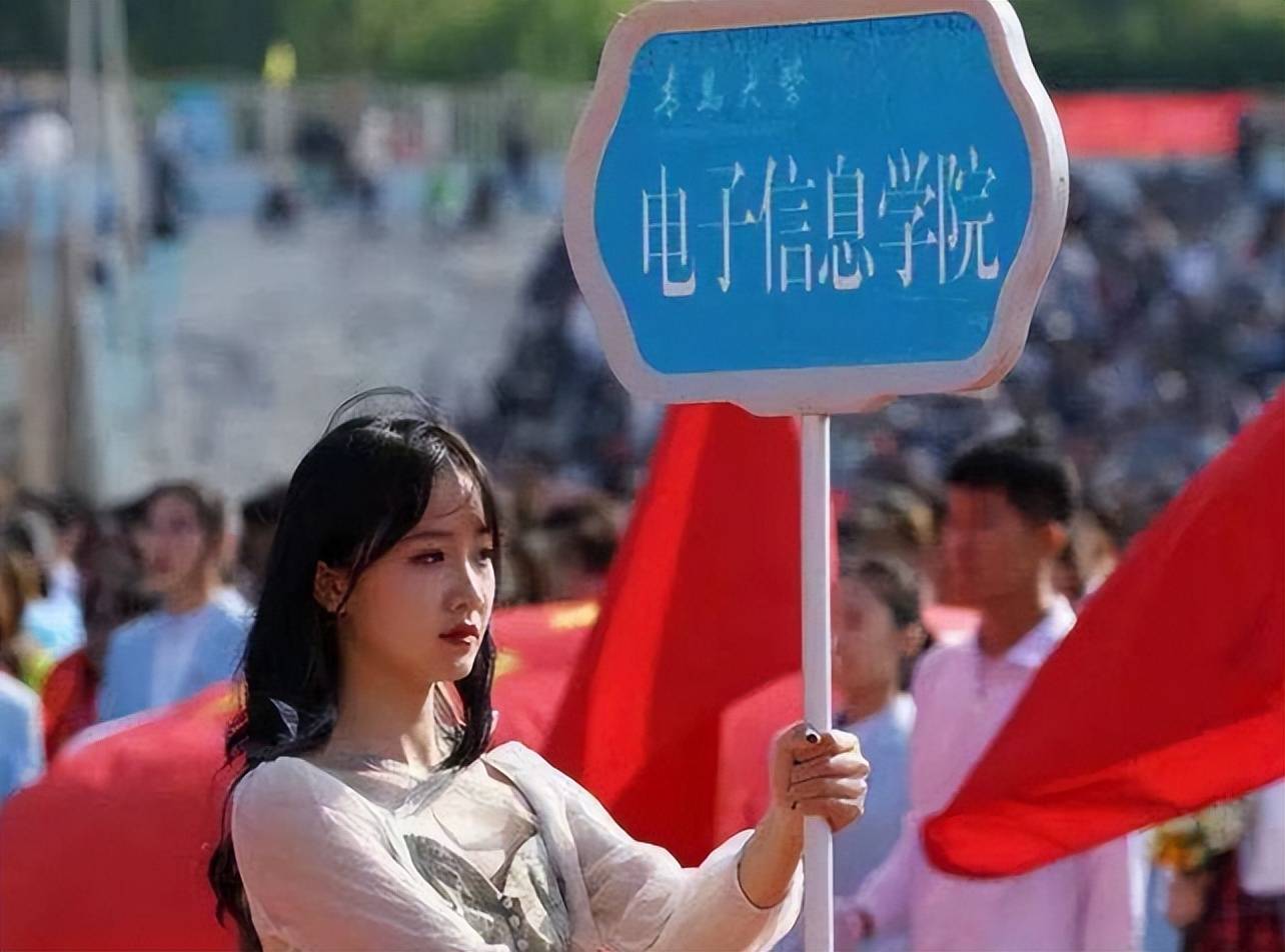 青岛大学举牌女生很吸睛,五官端正获百万点赞,如行走的招生简章