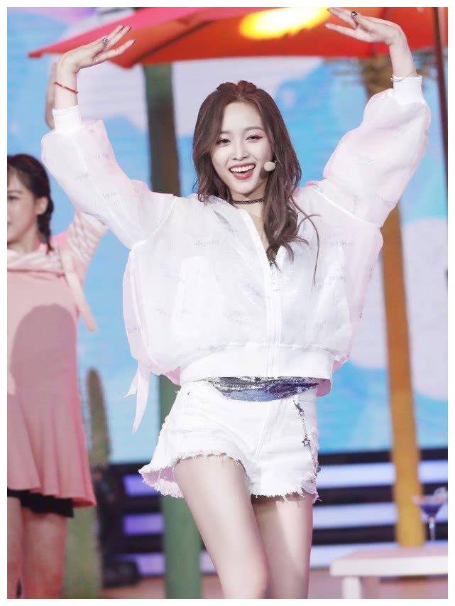 原创吴宣仪不爱匡威爱红心鞋搭配黑袜隔开牛仔裤贼显腿长