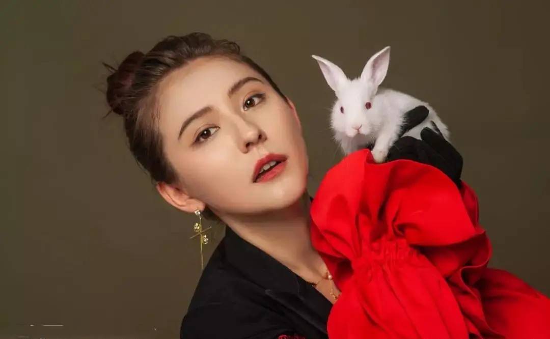 热依扎晒女儿近照小家伙胖乎乎超可爱她未提及孩子的亲生父亲