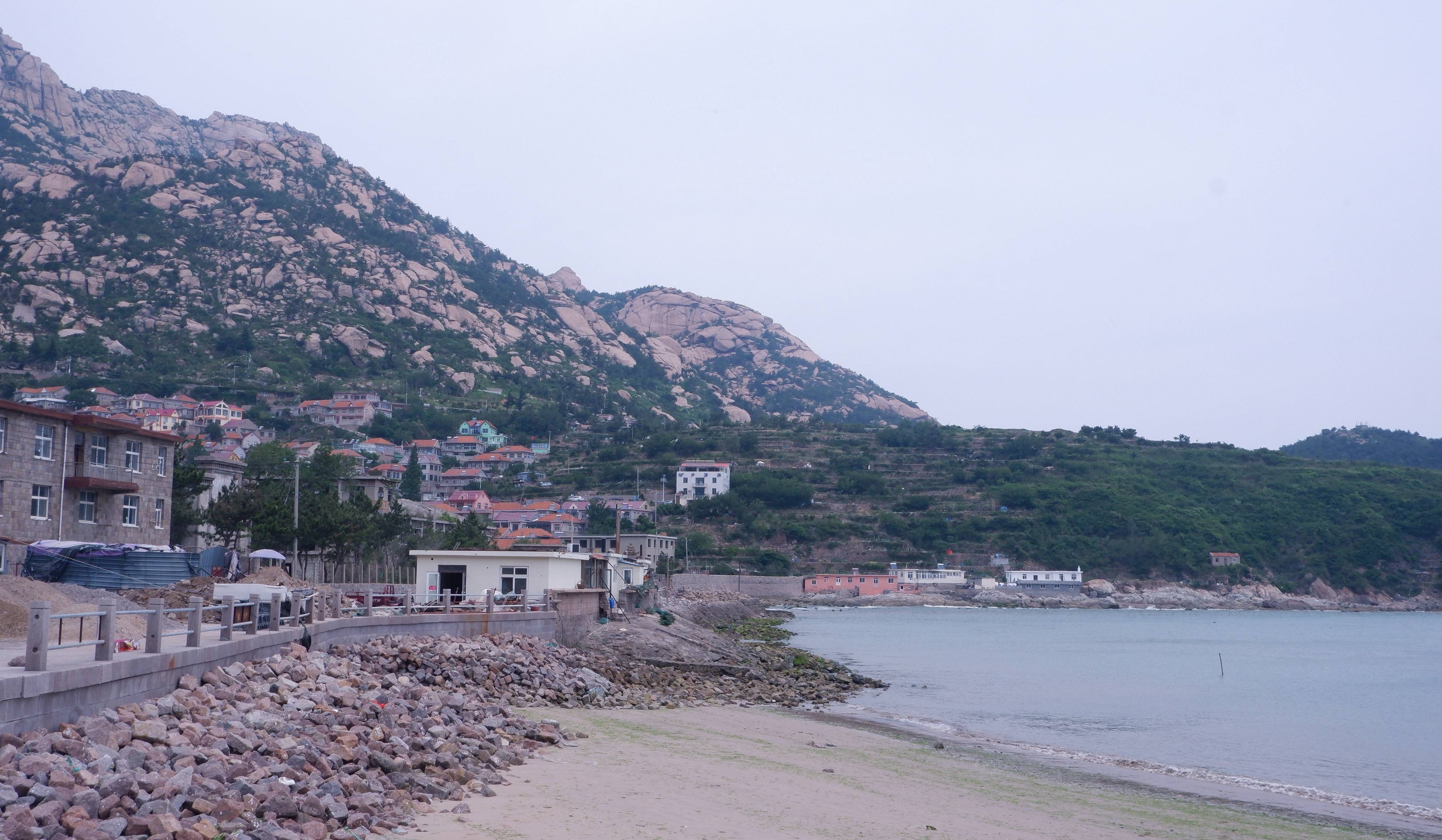 青山渔村地处海湾包围之中,三面环山,坐落于崂山的环抱之中,一面临海