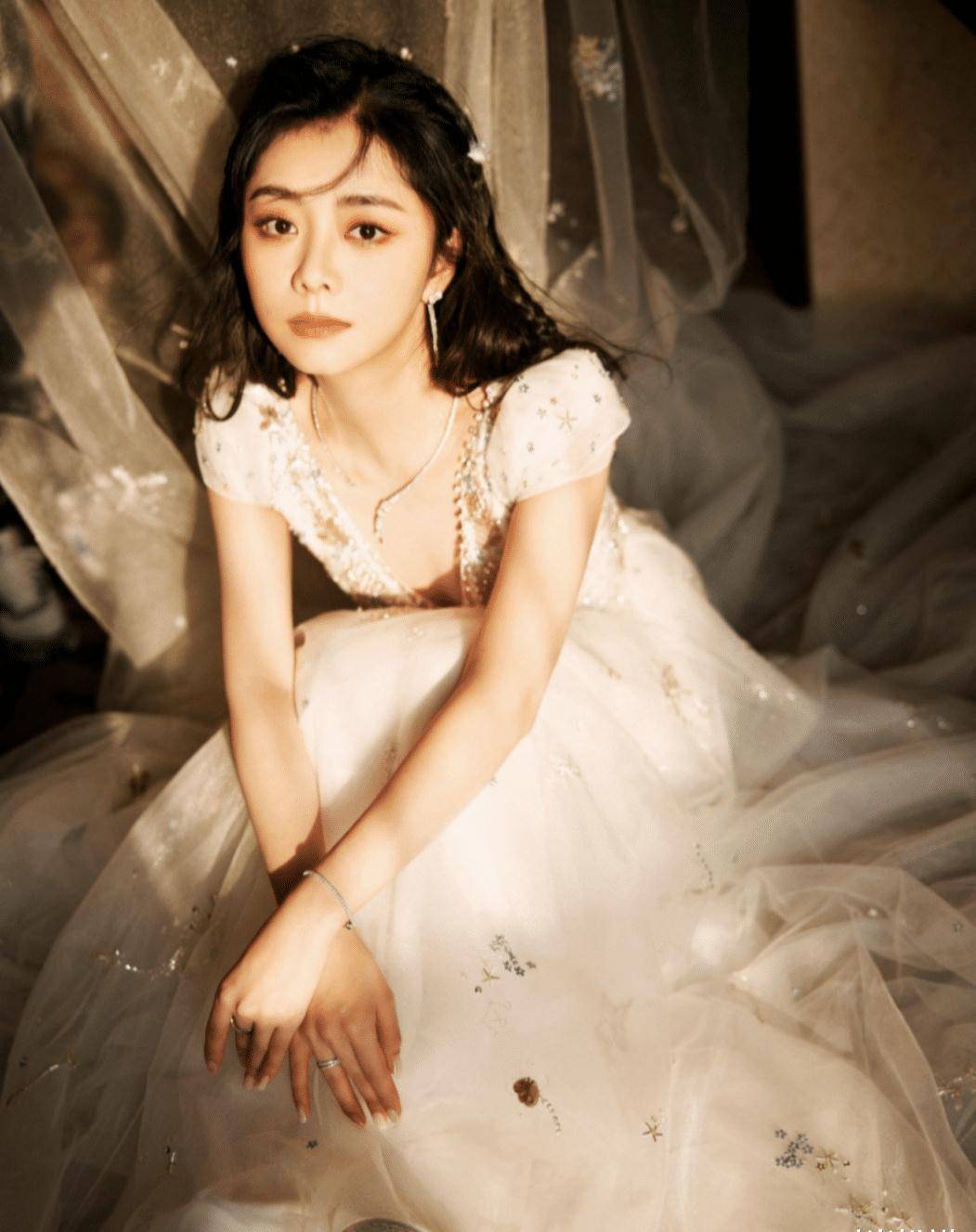 谭松韵简直是"冻龄美人"吧!穿一袭白色公主纱裙,气质甜美清新_造型_礼