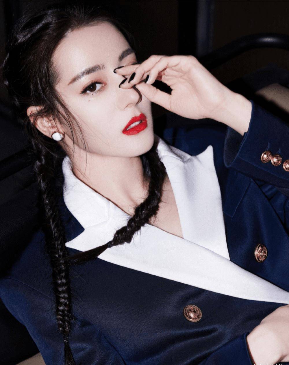 原创迪丽热巴的大长腿一览无遗穿蓝色制服短裙拍大片美腿又白又直