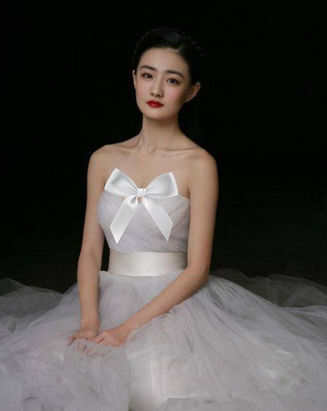 图片中的徐璐穿着一袭白色抹身材小礼服,抹身材的设计露出她美丽的