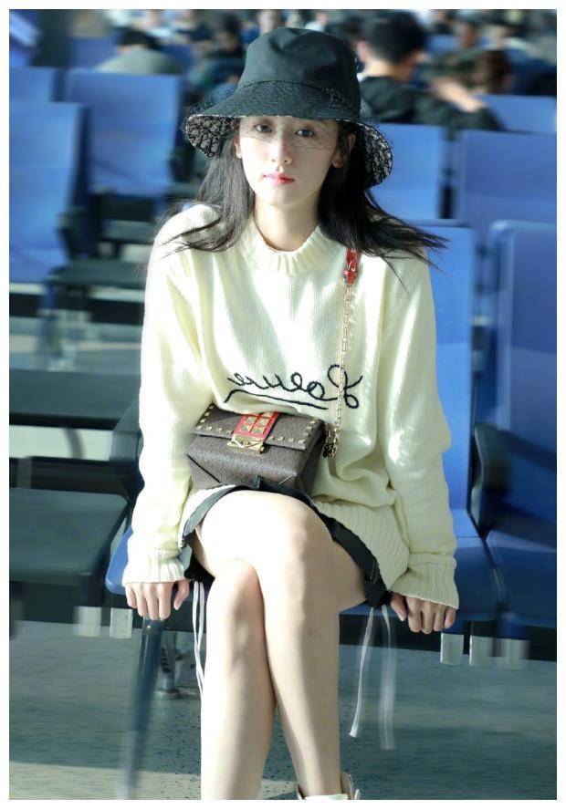 丫头又带火了一种穿搭:把破洞裤扎进袜子里,凹出大长腿_袁冰妍