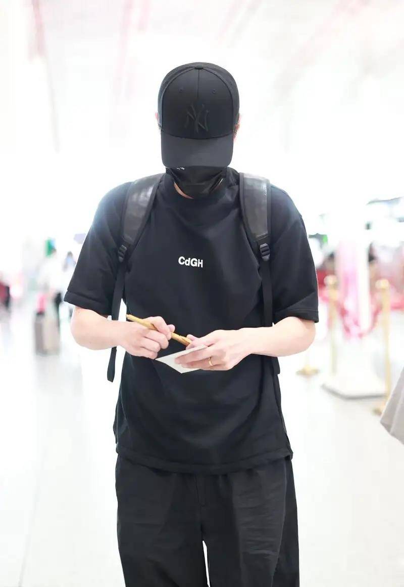 赵又廷现身机场人气高,低头签名状态巨星范足,穿短裤腿毛太浓密_男性