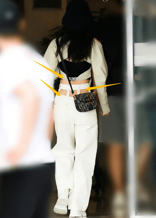 可以看到短短的头发,虎背熊腰的感觉,和杨紫之前在活动上一模一样