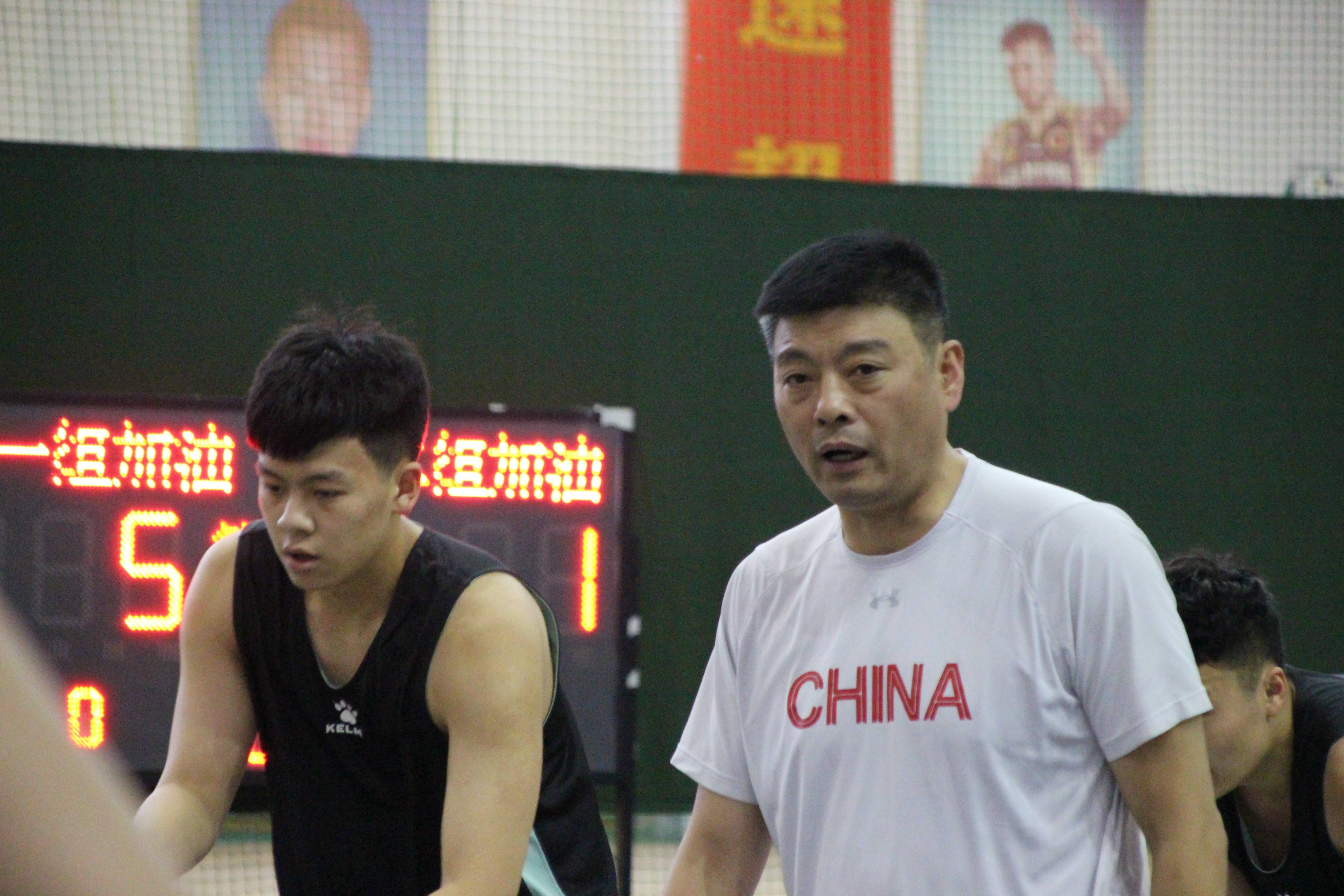 山东高速男篮隔壁训练场上,曾经带领中国三人篮球队征战奥运会的刘震