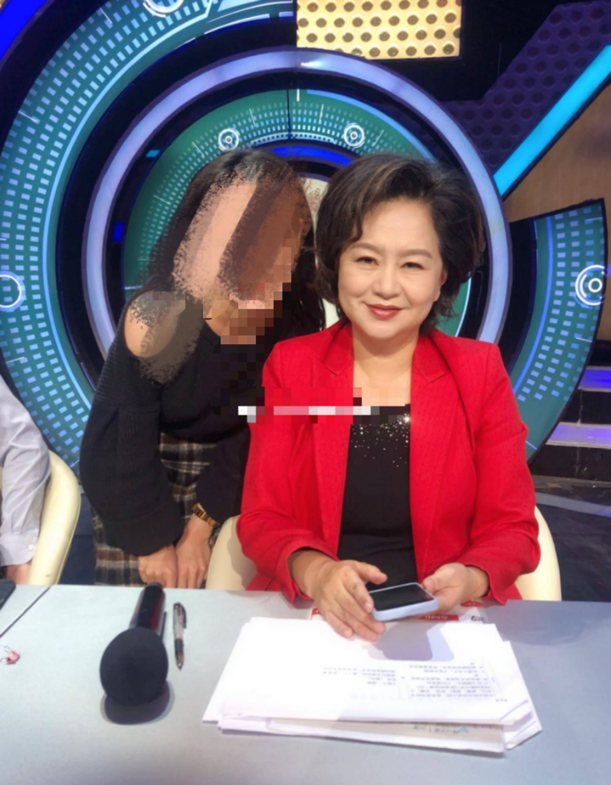 原创54岁鞠萍私下近照曝光身材发福双下巴明显27岁儿子却魁梧