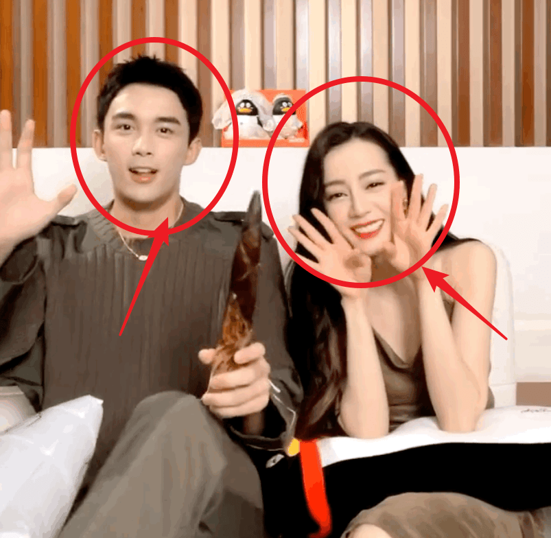 原创迪丽热巴吴磊直播好甜热巴捂胸口动作却遭批不想露就别穿了吧