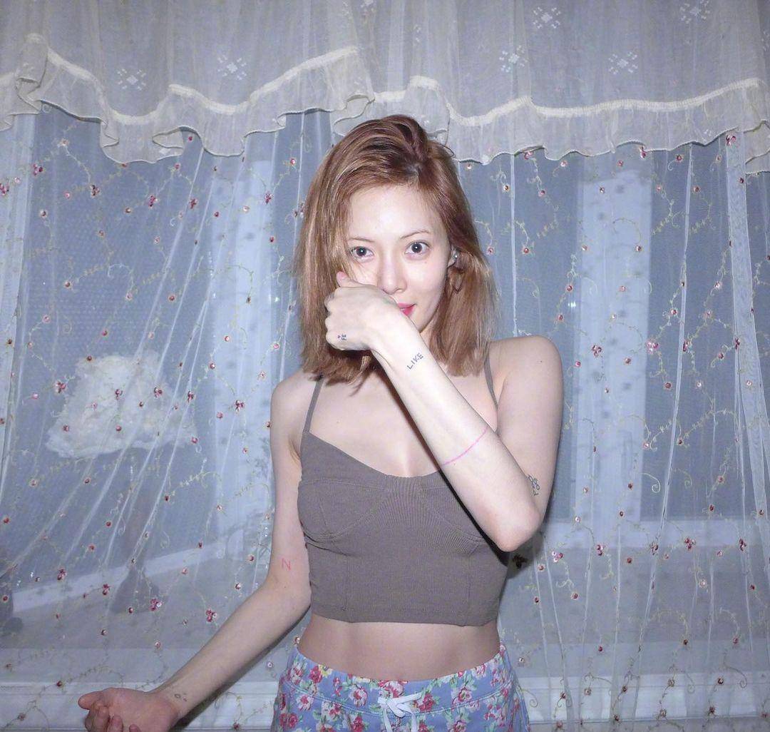 "南韩小野马"泫雅晒火辣美照,小背心炫出小蛮腰,身材管理顶级_时尚_小