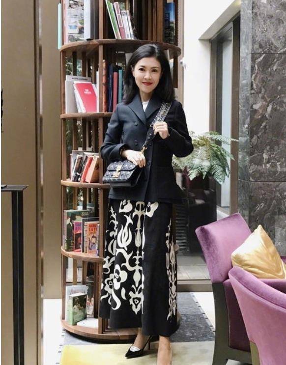 而是站在洪晃身边的张欣,因为苏芒此前所坐大腿的富商,正是张欣那领了