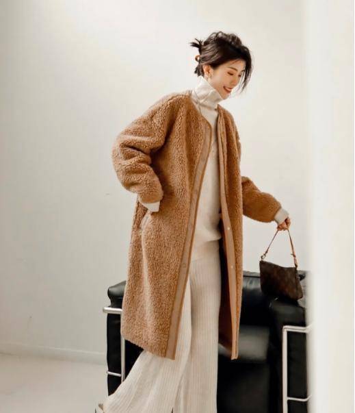 相信大家都非常钟意暖色系的搭配,它既可以保暖又可以时尚,只要掌握好