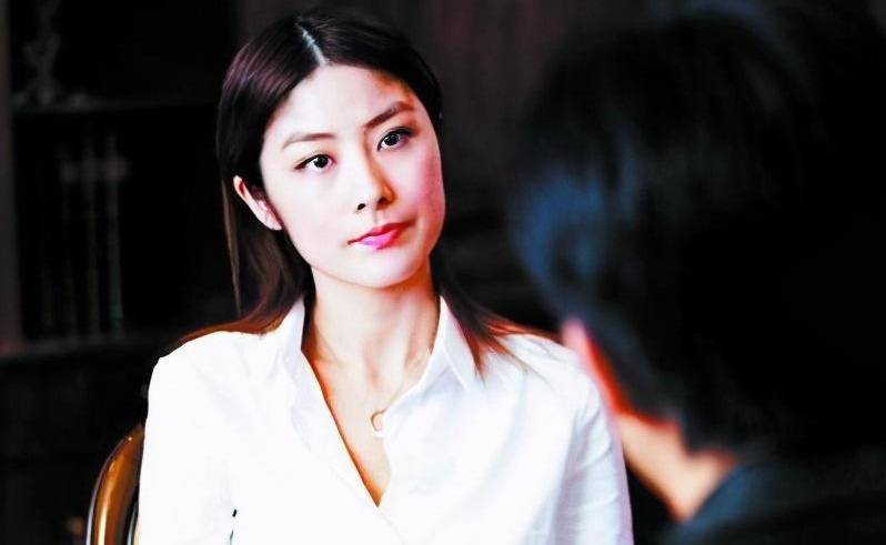 2004年,凭借着主演电影《大事件》的方洁霞一角,让陈慧琳成功入围了第