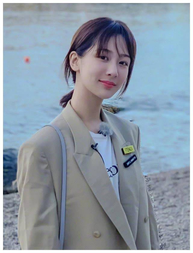 原创杨紫中餐厅两套裙装一套似18岁一套才是26岁真实模样