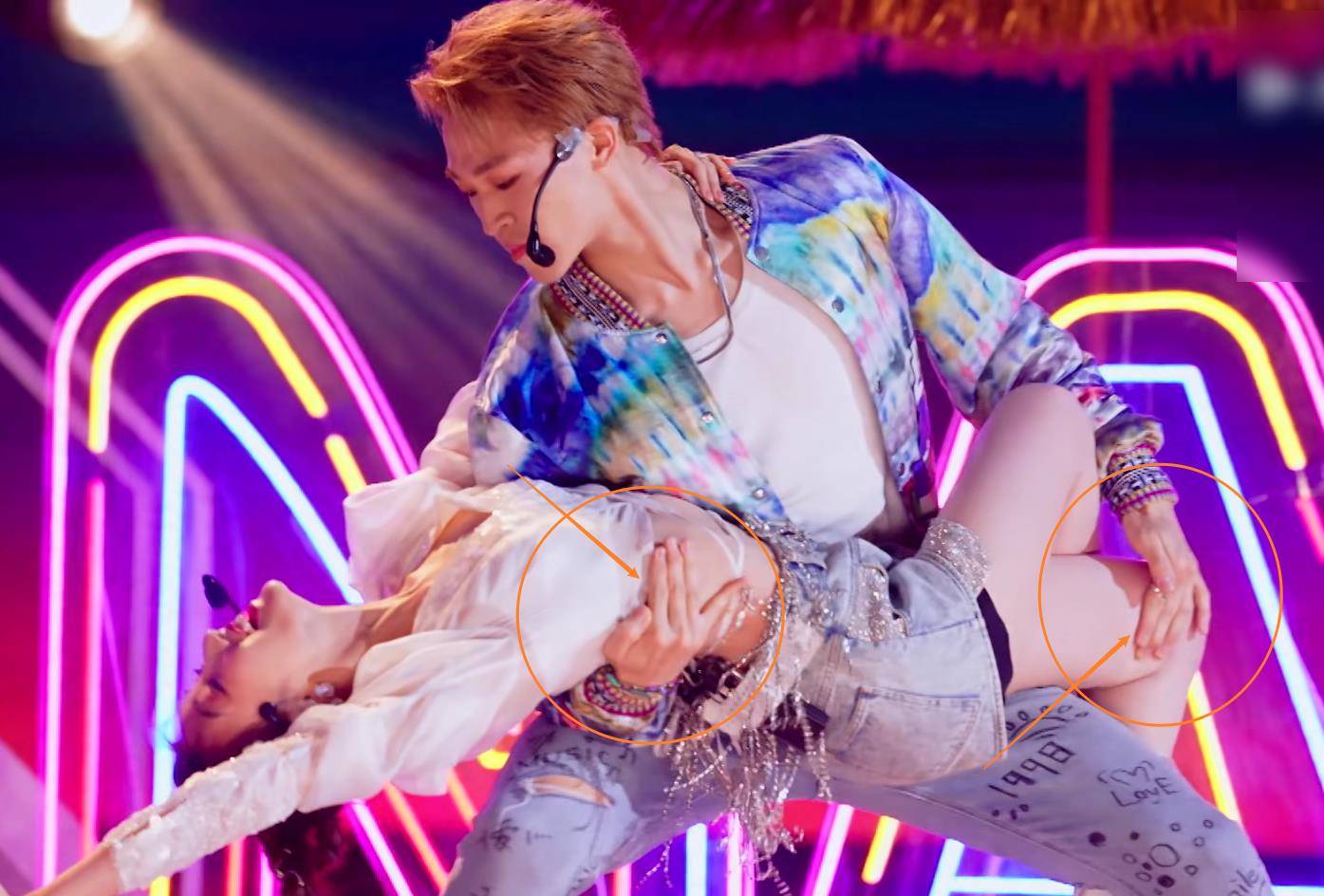 原创赞多舞台公主抱毛晓彤放大看他的手部动作细节素养好坏藏不住