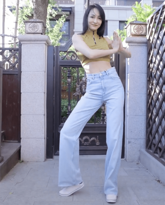 原创王皓娇妻别墅门前热舞1米76身材傲人穿露脐装秀纤细身材好美