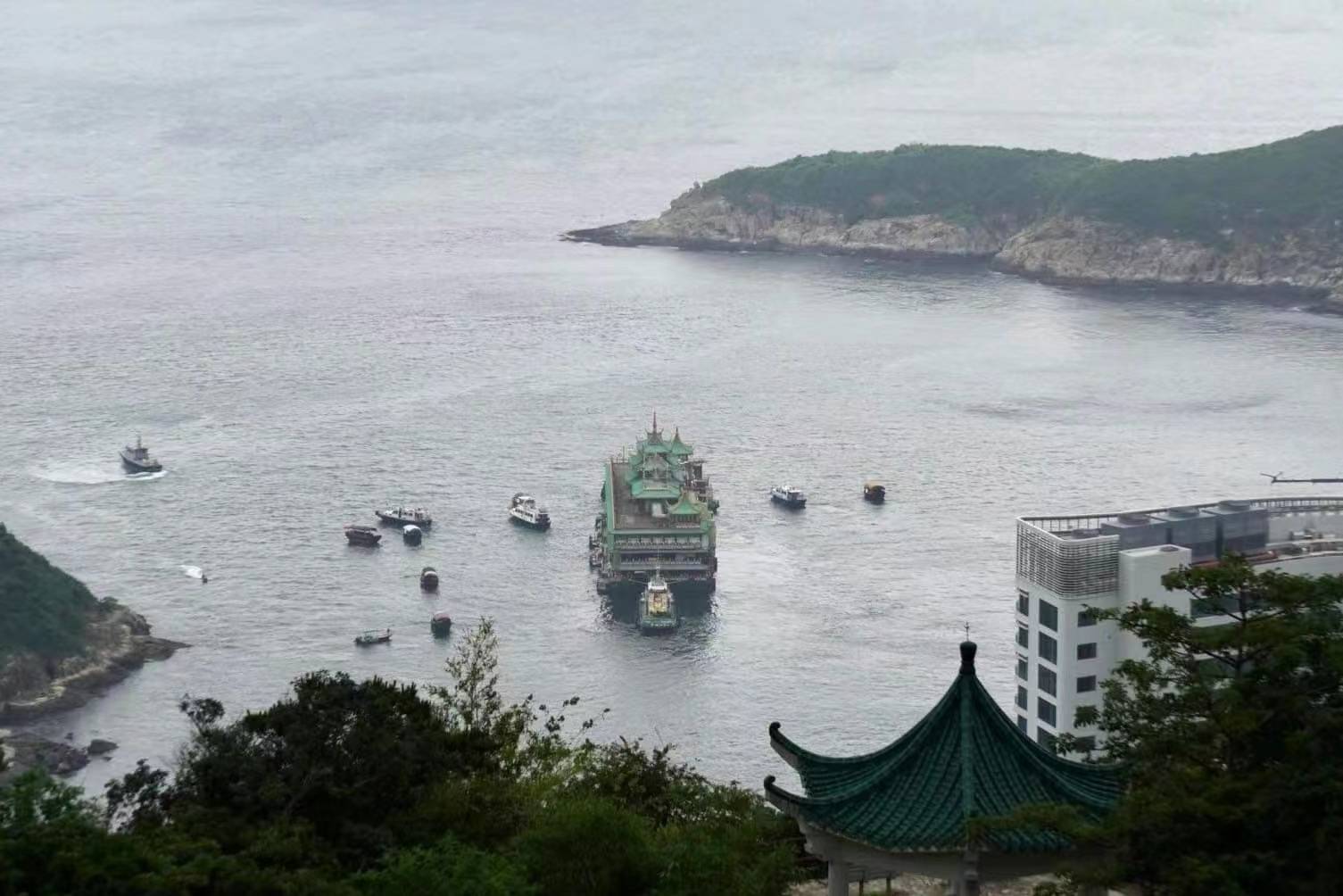 原创             珍宝海鲜舫驶离香港，曾是《食神》《无间道2》等众多港片取景地