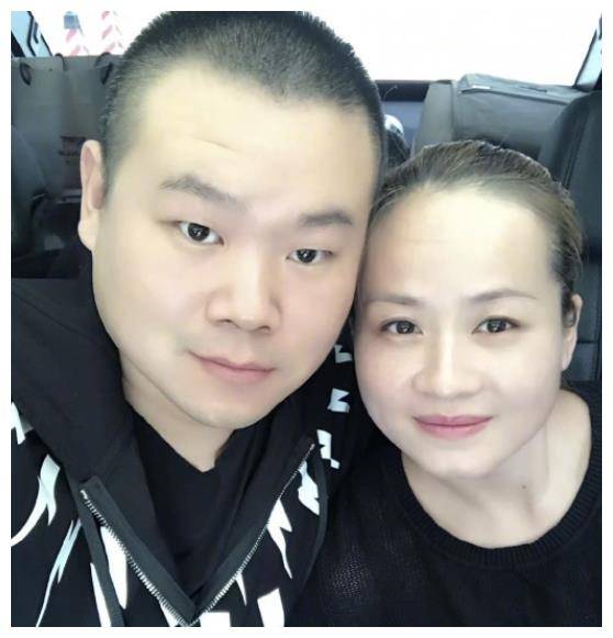 岳云鹏深夜到机场接媳妇,刚见面就搂肩索吻,被郑敏嫌弃一把推开_岳岳