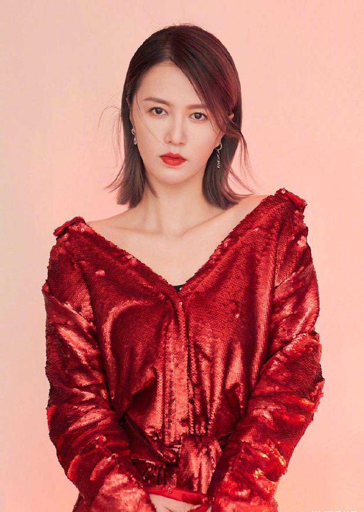 谭维维现身街头携带一儿一女旁边丈夫跟随这是当妈了?