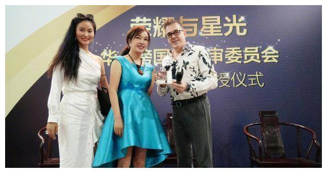 原创             64岁刘晓庆终于穿对了，蓝色连衣裙搭配宝石项链，扎低马尾超减龄