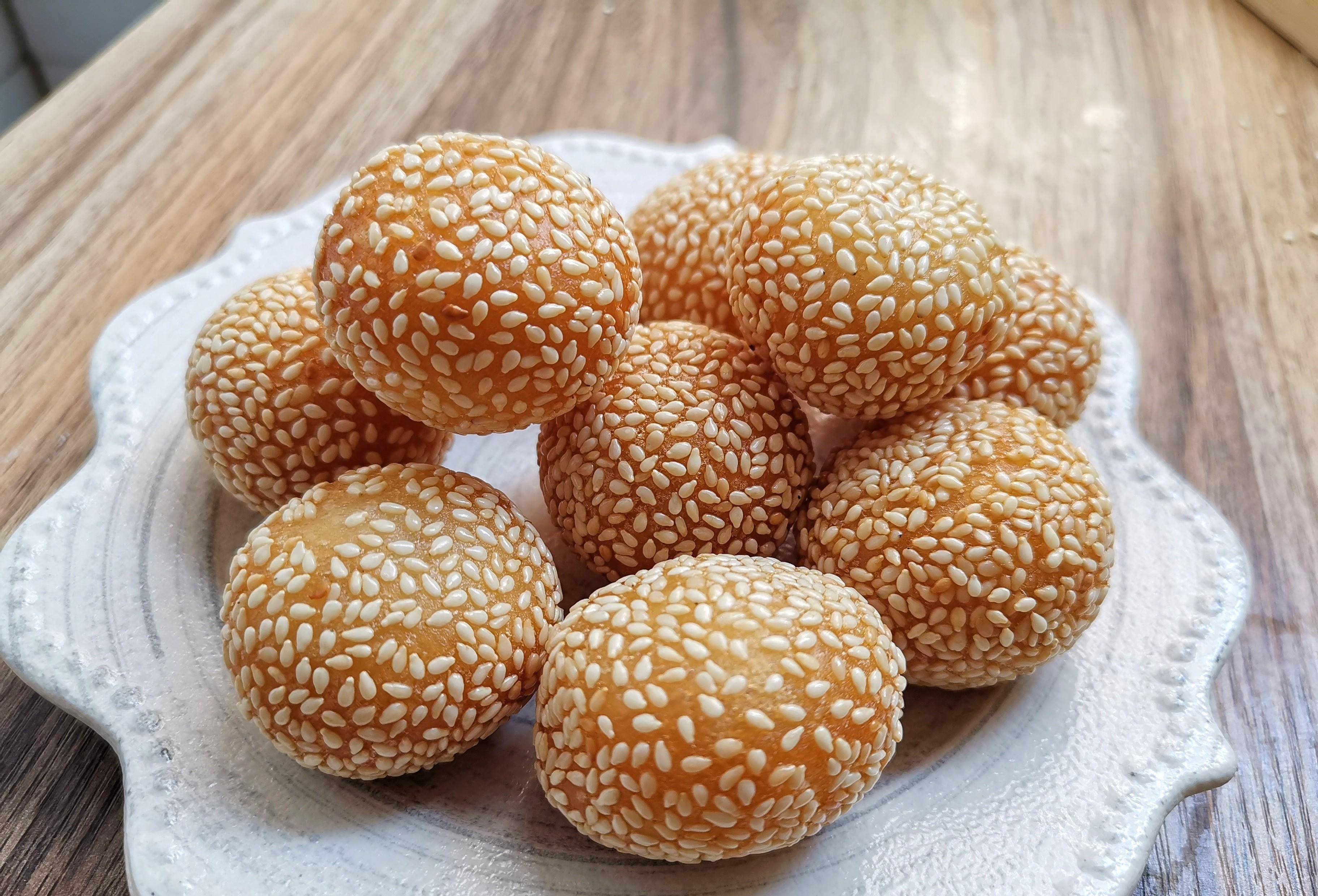 原创你喜欢吃芝麻球吗自己学着做简单美味咬一口是小时候的味道