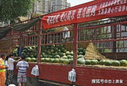 日本游客在街边买西瓜“遭拒”，老板很委屈：没见过这样买的！
